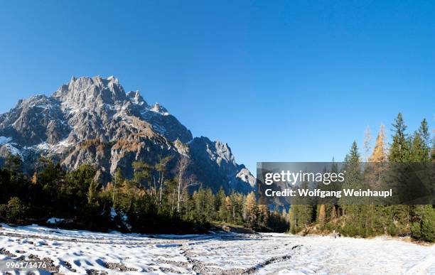 wimbachtal with hochkaltergebirge mountains, hochkalter, wimbachgries, national park berchtesgaden, berchtesgaden, bavaria, germany - ベルヒテスガーデンアルプス ストックフォトと画像