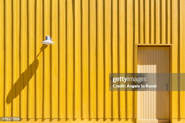 facade of a yellow beach hut with door and lamp, ile d'oleron, charente maritime, poitou-charentes, france - poitou charentes imagens e fotografias de stock