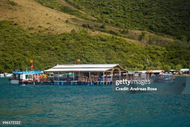 floating houses off the island of ho ca tri nguyen, nha trang bay, south china sea, vietnam - floating island stock pictures, royalty-free photos & images