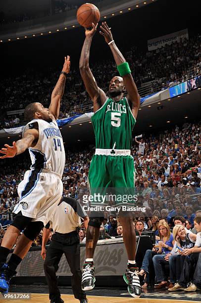 Kevin Garnett of the Boston Celtics shoots against Jameer Nelson of the Orlando Magic in Game One of the Eastern Conference Finals during the 2010...