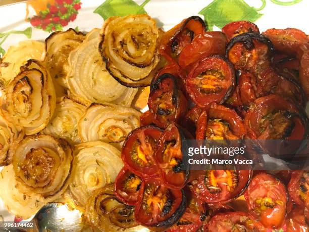 a plate with backed onions and tomatoes - marco pared bildbanksfoton och bilder