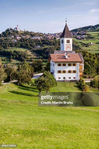 church of tagusens in castelrotto, altopiano dello sciliar, holiday region alpe di siusi, behind the val gardena and the village lajen, province of south tyrol, region of trentino-alto adige, italy - altopiano stockfoto's en -beelden