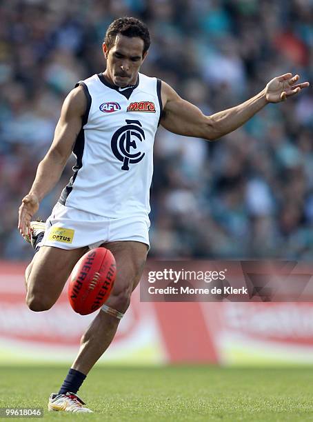 Eddie Betts of the Blues kicks the ball during the round eight AFL match between the Port Adelaide Power and the Carlton Blues at AAMI Stadium on May...