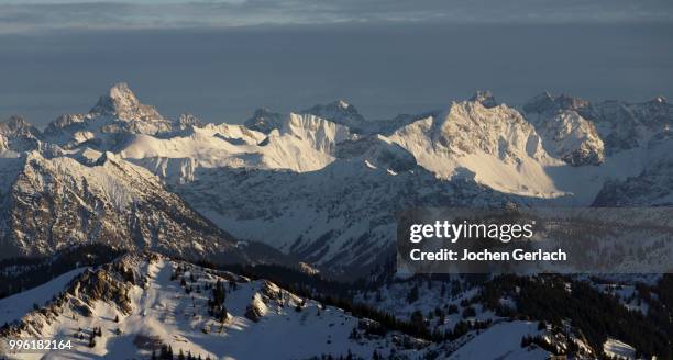 view of mt hochvogel, 2592 m, in winter, evening light, from mt hochgrat, allgaeu alps, bavaria, germany - alpes do allgäu imagens e fotografias de stock
