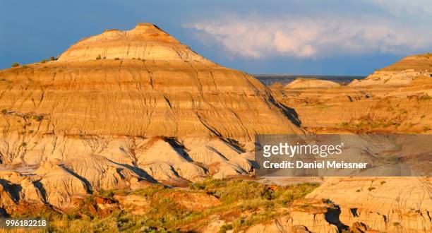 badlands in the evening light, eroded rock formations of sedimentary rock, dinosaur provincial park, unesco world heritage site, alberta province, canada - dinosaur provincial park foto e immagini stock