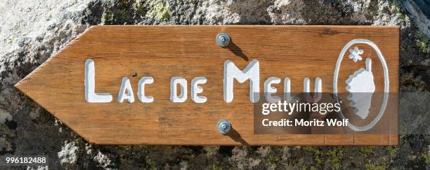 sign to lake lac de melo, source of the restonica river, restonica mountain valley, corte, haute-corse, corsica, france - lac stock pictures, royalty-free photos & images