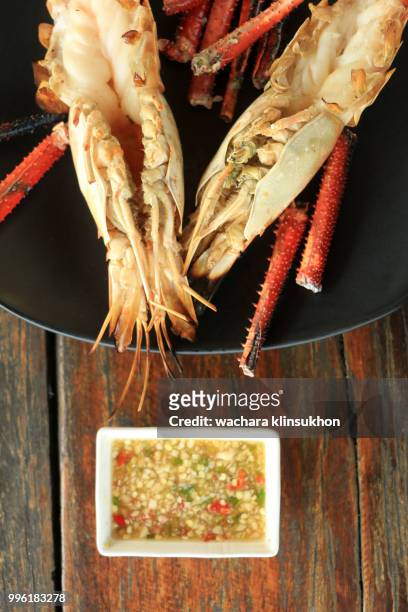 sauce and shrimp baking - crab legs stock pictures, royalty-free photos & images