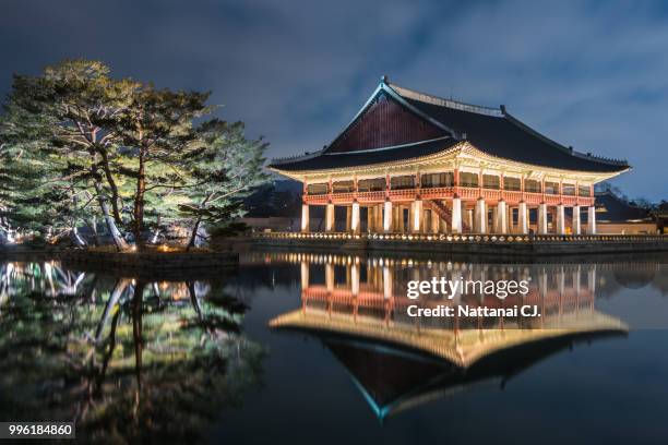 reflection of gyeongbokgung palace at night in seoul, south kore - kore stock pictures, royalty-free photos & images