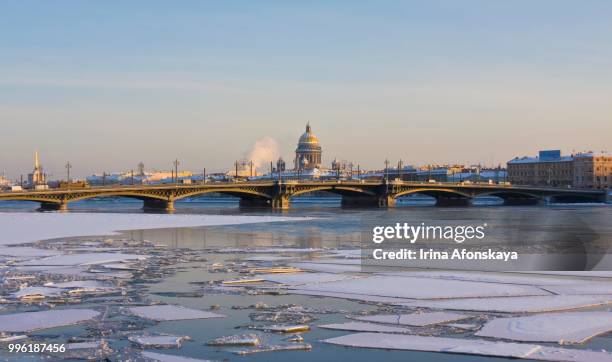saint isaac cathedral and palace bridge, ice on river neva in winter, saint petersburg, russia - neva river fotografías e imágenes de stock