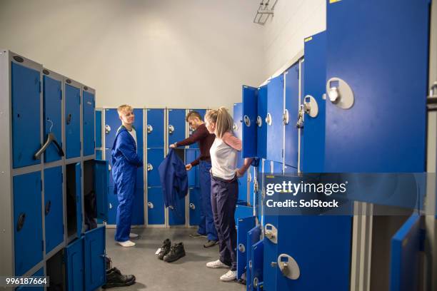 techniek studenten krijgen gewijzigd voor klasse - kleedkamer vrijetijdsfaciliteiten stockfoto's en -beelden