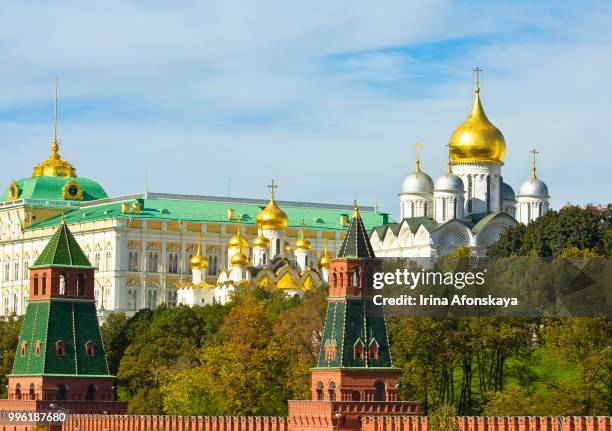 towers of moscow kremlin, grand kremlin palace, cathedral of the archangel and cathedral of the annunciation, moscow, russia - annunciation cathedral stock pictures, royalty-free photos & images