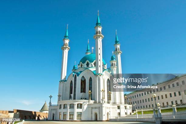 qol sharif mosque in kazan kremlin, unesco world heritage site, kazan, republic of tatarstan, russia - kul sharif mosque stockfoto's en -beelden