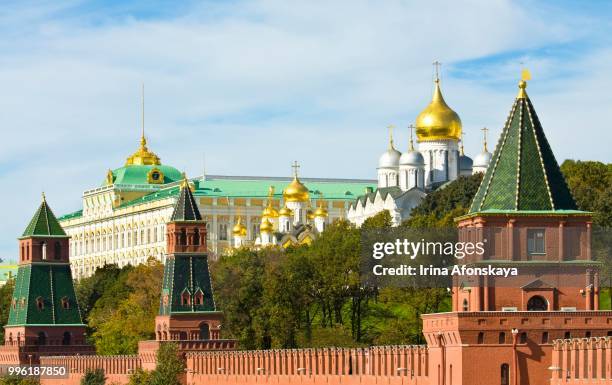 towers of moscow kremlin, grand kremlin palace, cathedral of the archangel and cathedral of the annunciation, moscow, russia - archangel stock-fotos und bilder