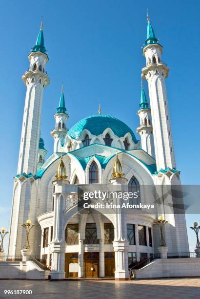 qol sharif mosque in kazan kremlin, unesco world heritage site, kazan, republic of tatarstan, russia - kul sharif mosque stockfoto's en -beelden