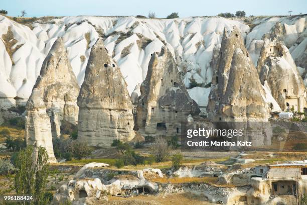cave dwellings and tufa formations, goereme, nevsehir province, cappadocia, anatolia, turkey - nevşehir province stock-fotos und bilder
