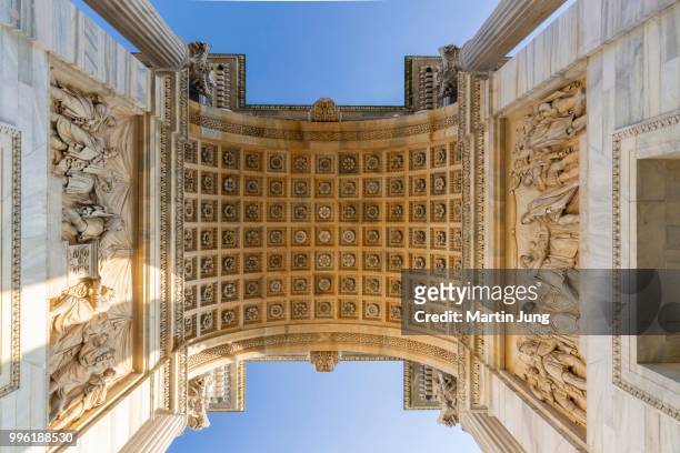 low angle view of the arco della pace, peace arch, 1807-1838, design and construction started by luigi cagnola, completed by francesco londonio and francesco peverelli, classicism, piazza sempione, milan, lombardy, italy - sempione stockfoto's en -beelden