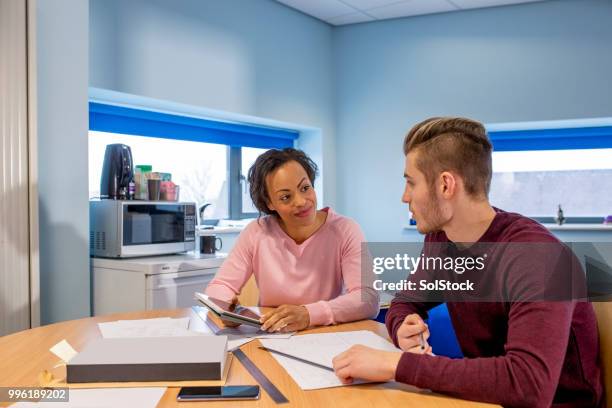reunión de revisión de progreso con su tutor - informe de progreso fotografías e imágenes de stock