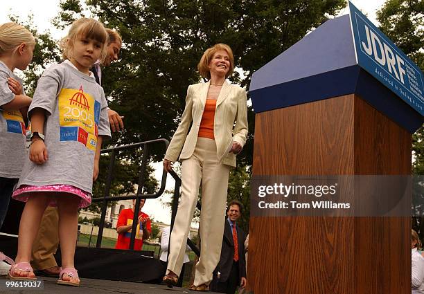 International chairman of the Juvenile Diabetes Research Foundation International Children's Congress 2005, Mary Tyler Moore arrives at the podium to...