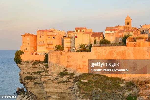 the medieval old town on the limestone cliff in the morning light, bonifacio, corse-du-sud, corsica, france - corse du sud stockfoto's en -beelden