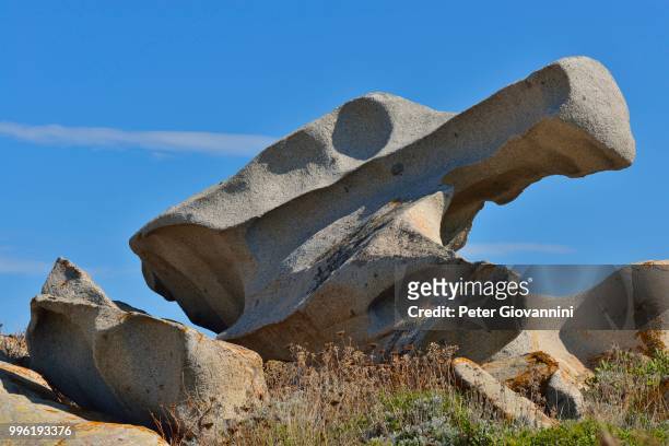 bizzarre rock formation on one of the lavezzi islands or iles lavezzi in bonifacio, corse-du-sud, corsica, france - lavezzi 個照片及圖片檔