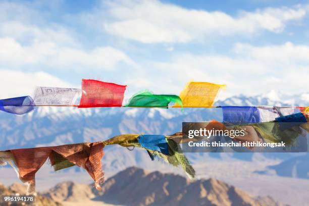 prayer flag and himalayas mountain range - nepali flag stockfoto's en -beelden