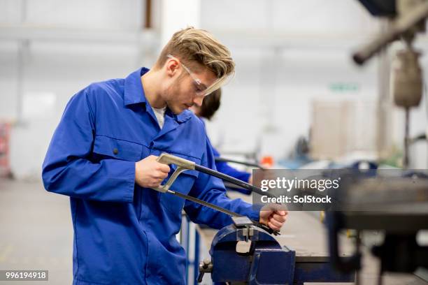 zagen in de engineering-workshop - live stage stockfoto's en -beelden