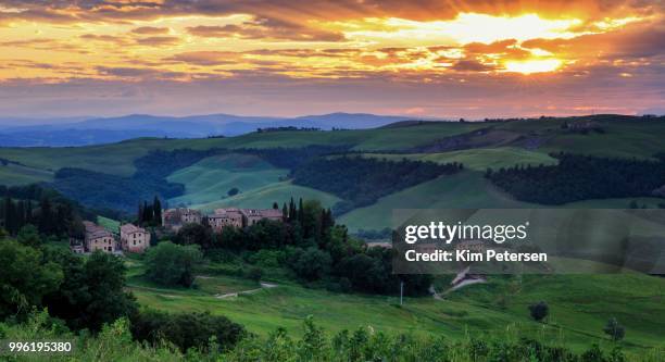 landscape, sunset, val d'orcia, vergelle, tuscany, italy - val dorcia 個照片及圖片檔