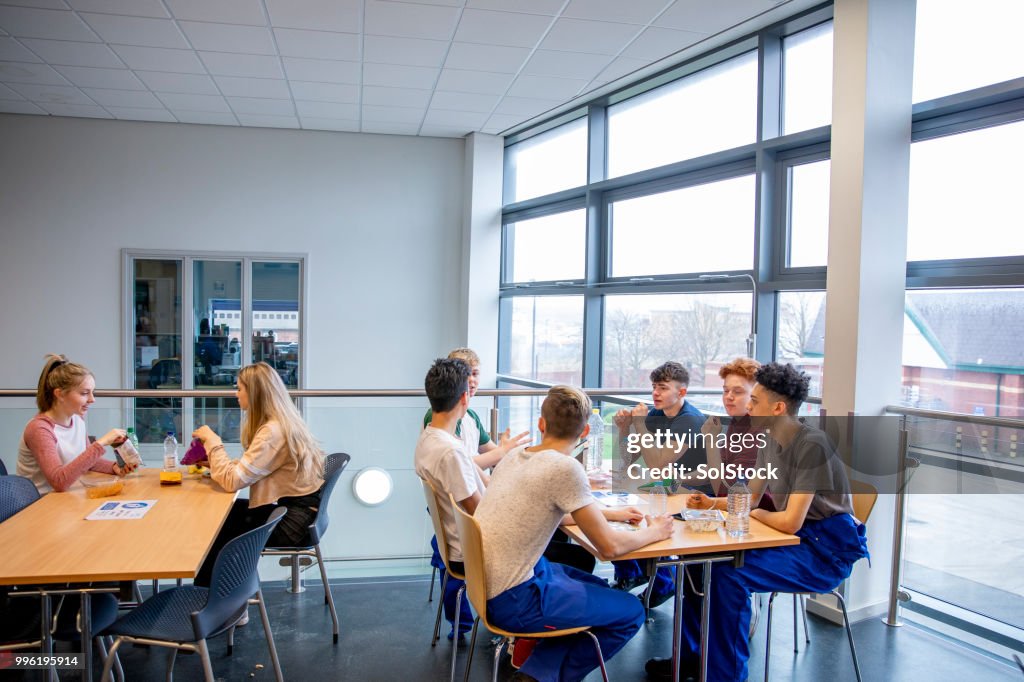 Alumnos almorzando con amigos