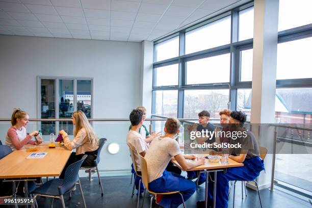 alumnos almorzando con amigos - comedor fotografías e imágenes de stock