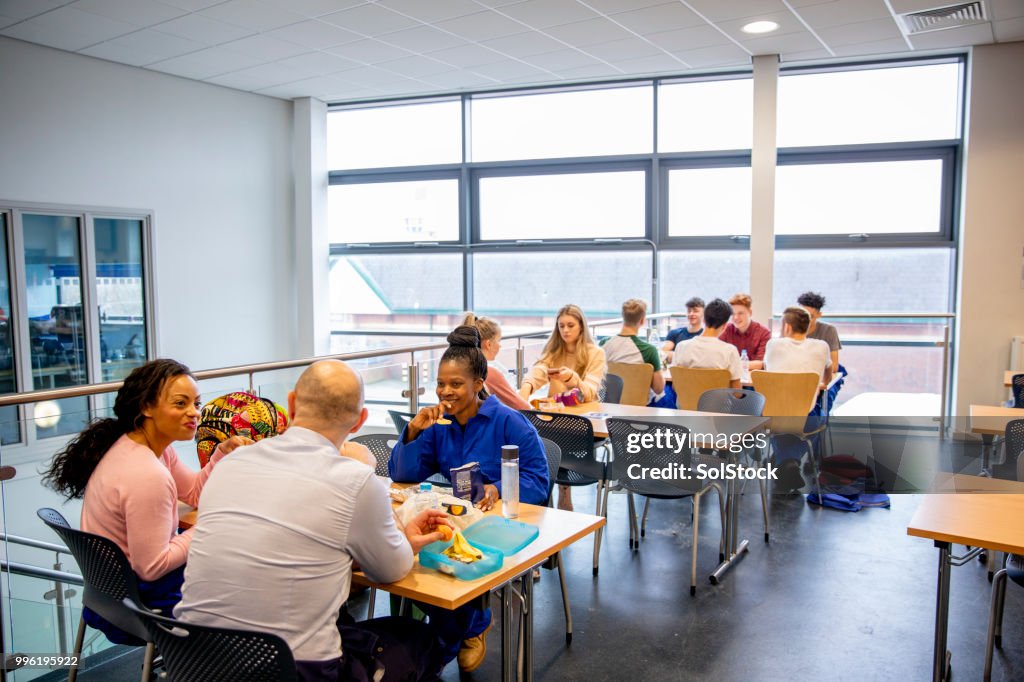 Studenten beim Mittagessen mit Freunden