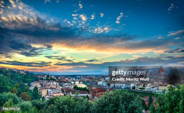 panoramic view of the city with florence cathedral, duomo santa maria del fiore with the dome by brunelleschi, palazzo vecchio, ponte vecchio, unesco world heritage site, dusk, florence, tuscany, italy - fiore stock-fotos und bilder