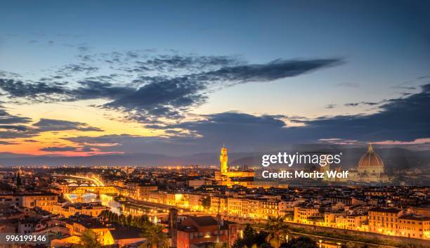 illuminated city panorama at dusk with florence cathedral, duomo santa maria del fiore with the dome by brunelleschi, palazzo vecchio, ponte vecchio, unesco world heritage site, florence, tuscany, italy - fiore stock pictures, royalty-free photos & images