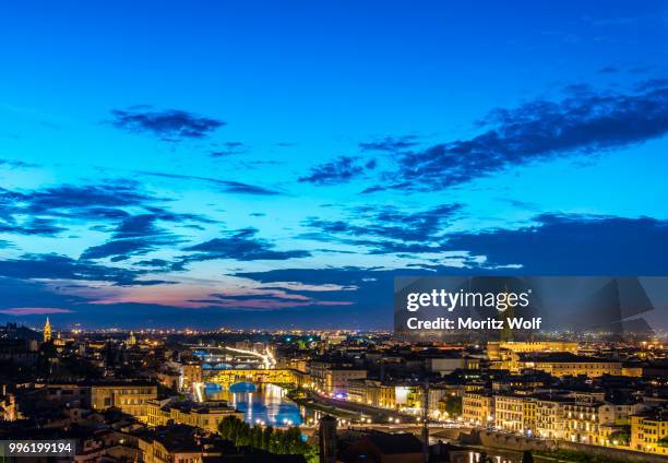 illuminated city panorama at dusk with florence cathedral, duomo santa maria del fiore with the dome by brunelleschi, palazzo vecchio, ponte vecchio, unesco world heritage site, florence, tuscany, italy - fiore stock-fotos und bilder