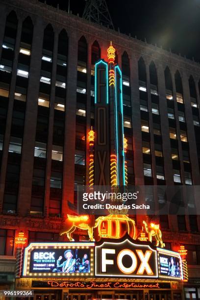 fox theater and entrance marquee in downtown detroit, michigan, usa - performing arts center - fotografias e filmes do acervo