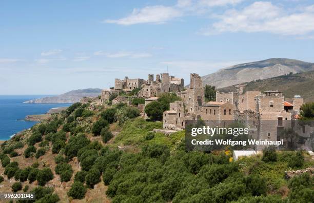 tower houses, residential towers, vathia or vatheia, mani peninsula, peloponnese, greece - mani - fotografias e filmes do acervo