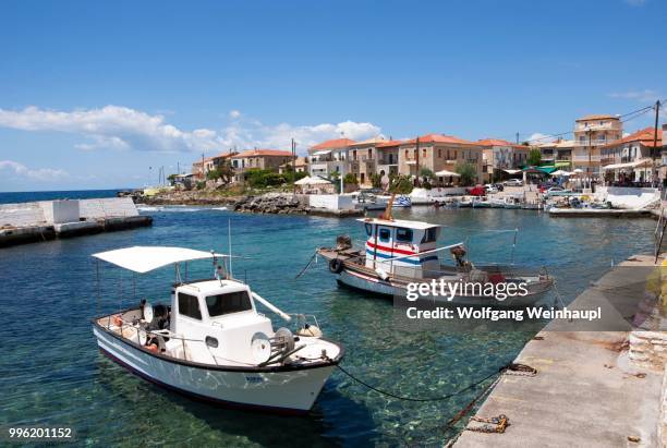 fishing boats in the harbour, agios nikolaos, mani peninsula, peloponnese, greece - iglesia de agios nikolaos fotografías e imágenes de stock