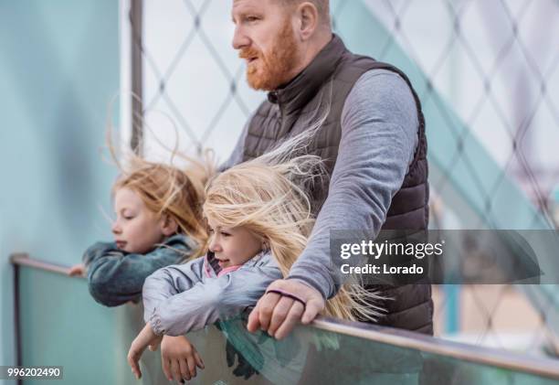 zusters genieten van een wandeling in het koude winderige weer - den haag stockfoto's en -beelden