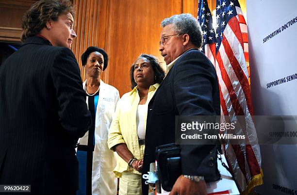 Sen. Blanche Lincoln, D-Ark., left, talks with Dr. Willarda Edwards, National Medical Association, and Barbara and Merwyn Reeves, Medicare...