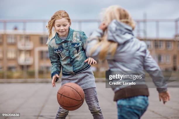 ragazza bionda che gioca a basket su un campo da streetball - paesi bassi foto e immagini stock