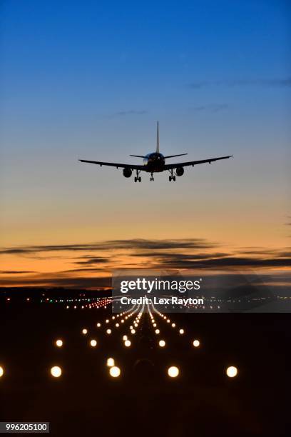 aircraft landing at sunset, airbus, runway, landing lights, munich airport --franz josef strauss--, munich, upper bavaria, bavaria, germany - munich airport stock-fotos und bilder