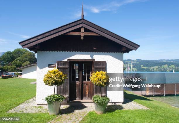 gustav mahler's composition hut on attersee lake, seefeld am attersee, salzkammergut, upper austria, austria - attersee stock-fotos und bilder