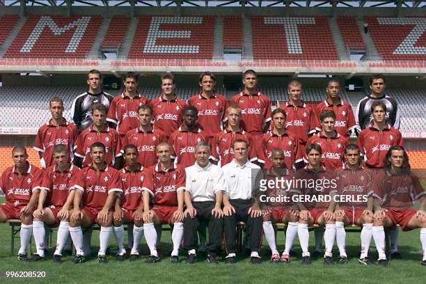 Photo officielle prise le 20 août de l'équipe de Metz qui dispute le championnat de 1ère division saison 98/99. De G a D et de haut en bas: Jonathan...