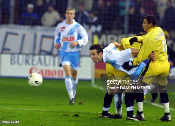 Le Strasbourgeois Danijel Ljuboja est bloqué par deux Messins dont Gunter Vandenhoven , le 21 décembre 2000 au stade de la Meinau à Strasbourg, lors...