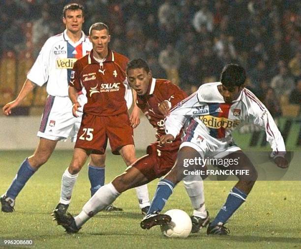 Le milieu de terrain lyonnais Vikash Dhorasoo est à la lutte avec le Messin Gunter Vandenhoven , le 07 novembre au stade Saint-Symphorien à Metz,...