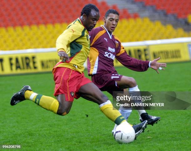 Le Camerounais Patrick Suffo est aux prises avec le Messin Gunter Vanhandenhoven, le 25 mars 2001 au stade Saint-Symphorien de Metz, lors de la...
