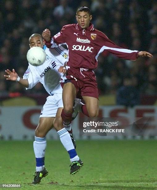 Le Marseillais Stéphane Dalmat est à la lutte avec le Messin Gunter Vanhandenhoven , le 06 février 2000 au Stade Saint-Symphorien à Metz, lors de la...