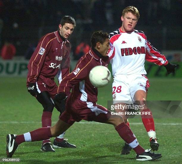Le Monégasque Bruno Irles est à la lutte avec le Messin Gunter Vanhandenhoven, le 25 janvier 2000 au stade Saint-Symphorien à Metz, lors de la...