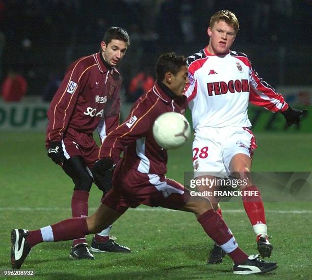 Le Monégasque Bruno Irles est à la lutte avec le Messin Gunter Vanhandenhoven, le 25 janvier 2000 au stade Saint-Symphorien à Metz, lors de la...