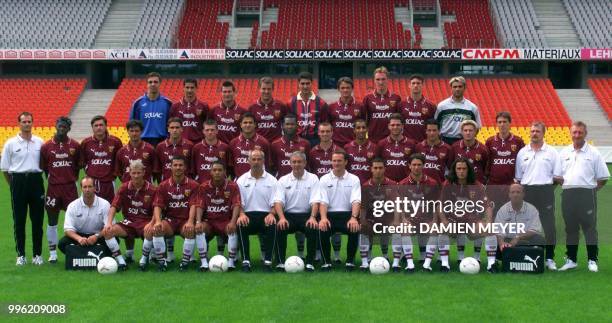 Photo officielle de l'équipe du FC Metz prise le 15 juillet 1999 au stade Saint-Symphorien de Metz : 1er rang de GàD: Luc Labbeu , Dany Boffin,...