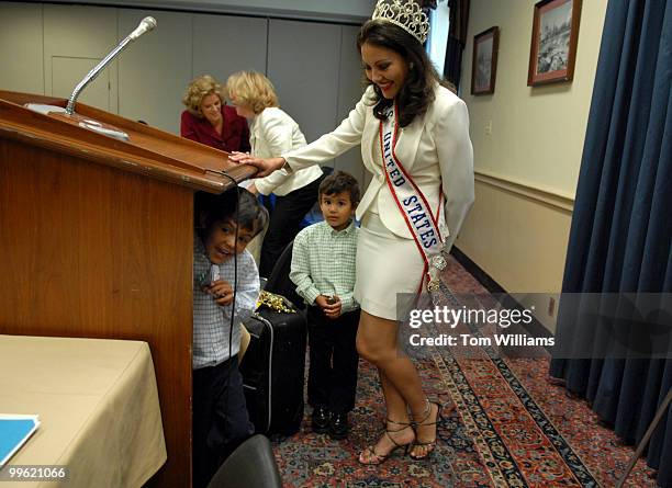 Mrs. United States 2004 Edrienne Carpenter, tries to corral her children Logan left, and Austin before she spoke at a news briefing about her...